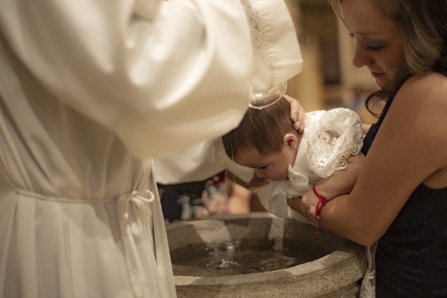 Baptême : toutes les infos et étapes clés pour bien l'organiser